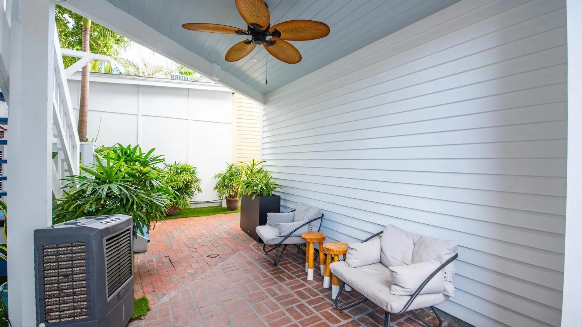 Chicken Water Cabana At Custom House Inn Key West Daire
