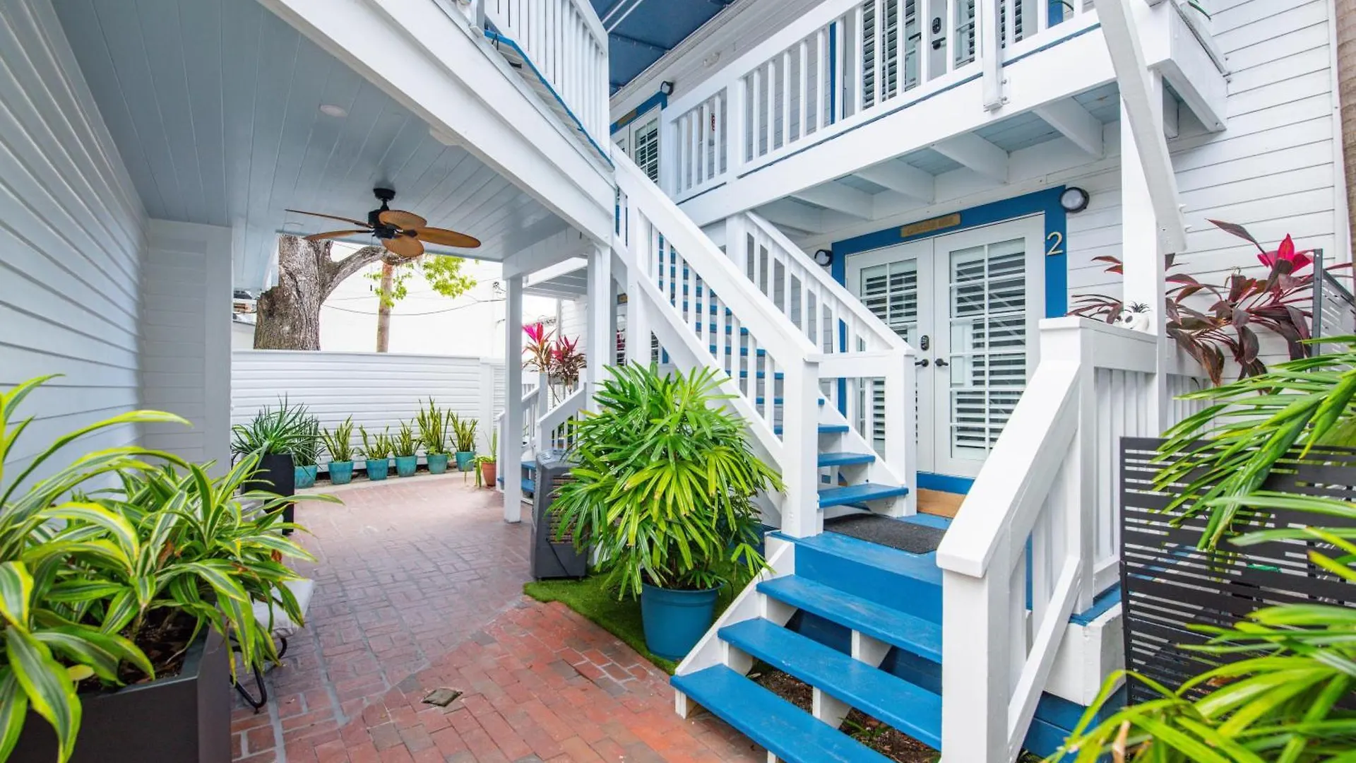 Chicken Water Cabana At Custom House Inn Key West Daire
