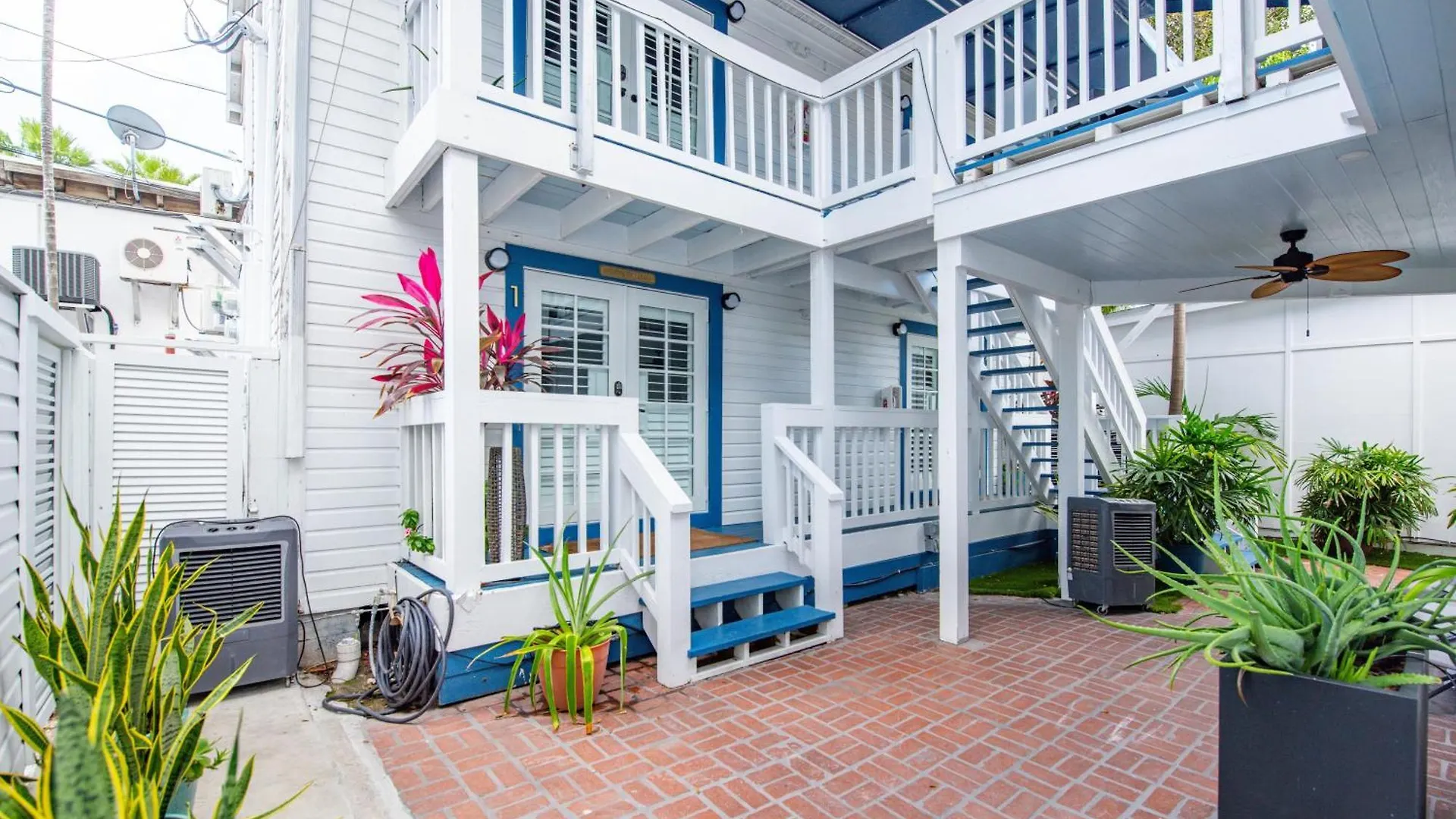 Daire Chicken Water Cabana At Custom House Inn Key West ABD